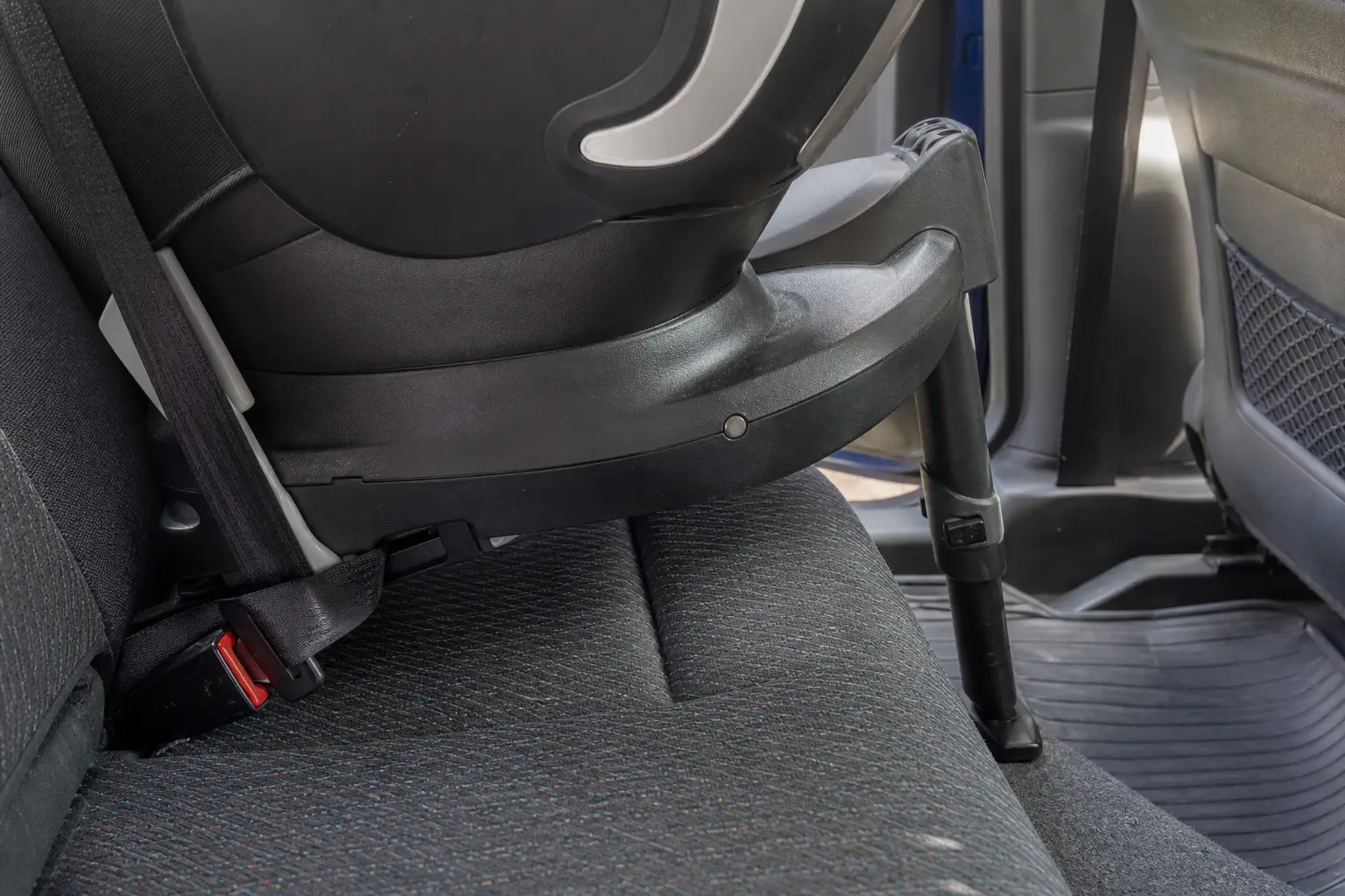 Siège auto enfant avec passage de ceinture et jambe de force