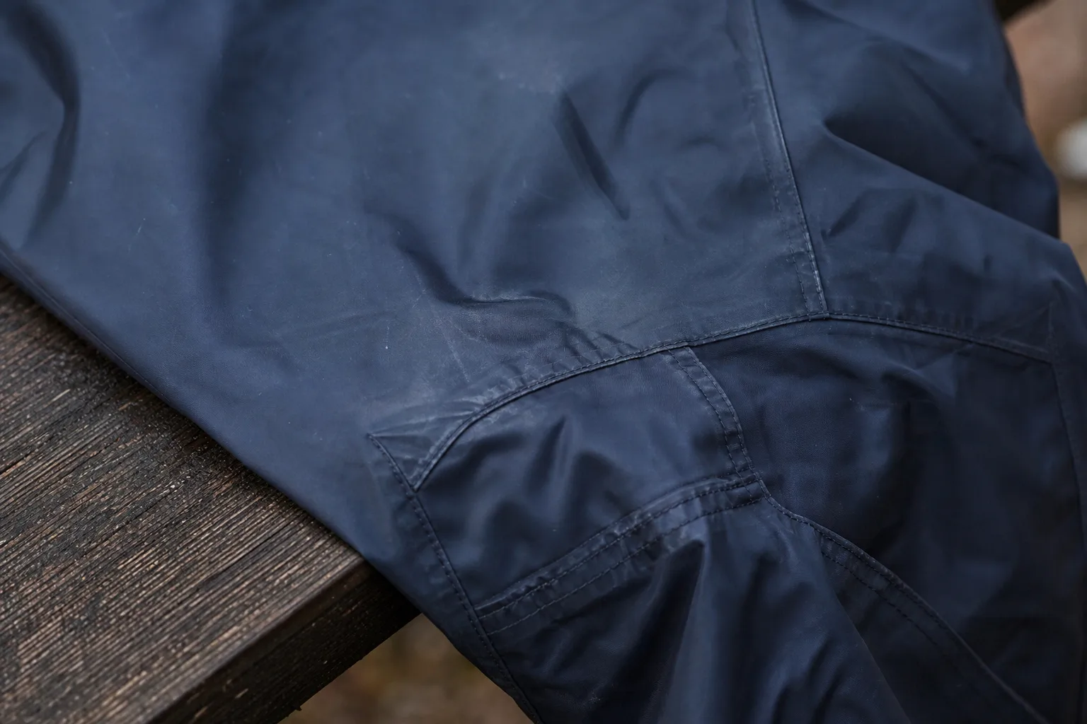 Costura sellada y rodilla reforzada en un pantalón de lluvia impermeable