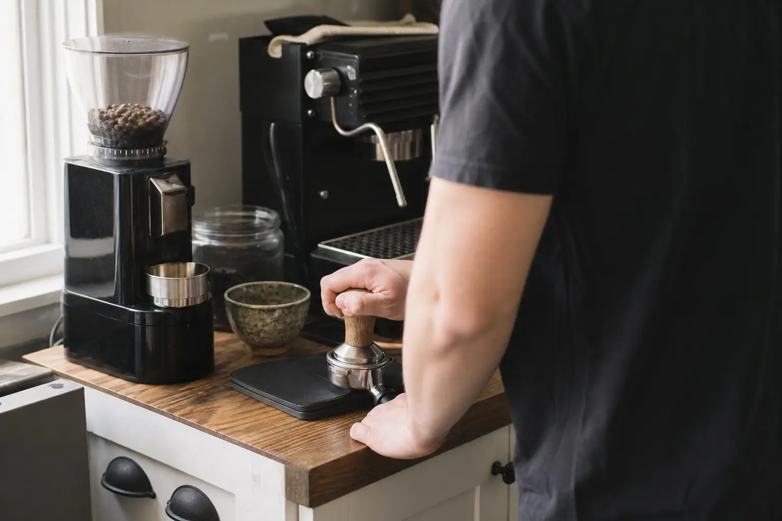 Fluxo de trabalho do expresso manual com moagem, prensagem e extração
