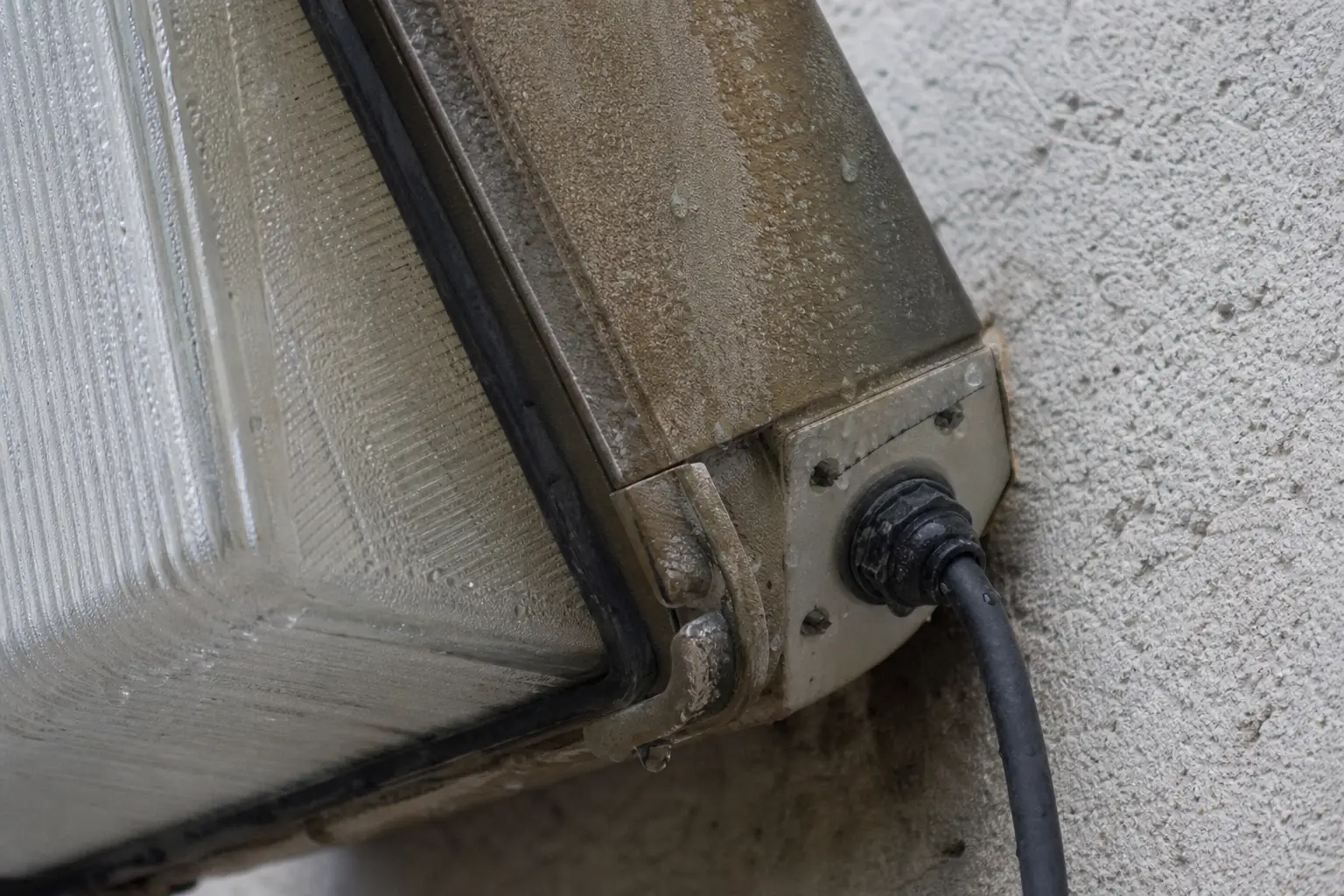 Outdoor lamp housing with gasket and cable entry