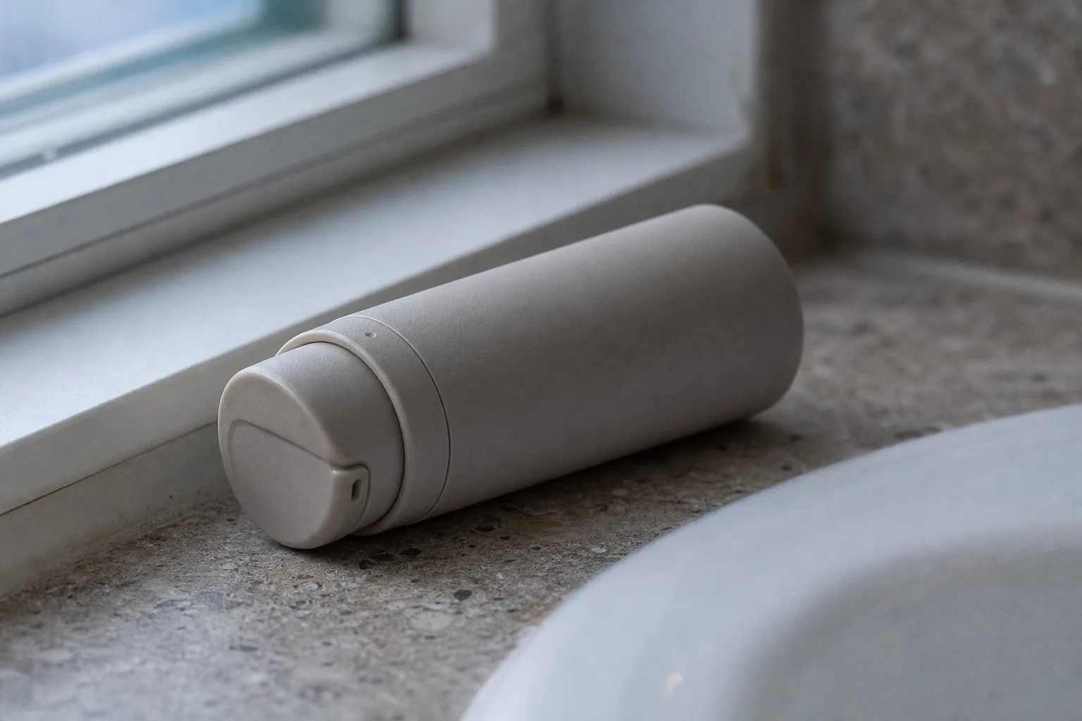 Flacon-pompe opaque et sans entrée d'air pour un seul actif de soin