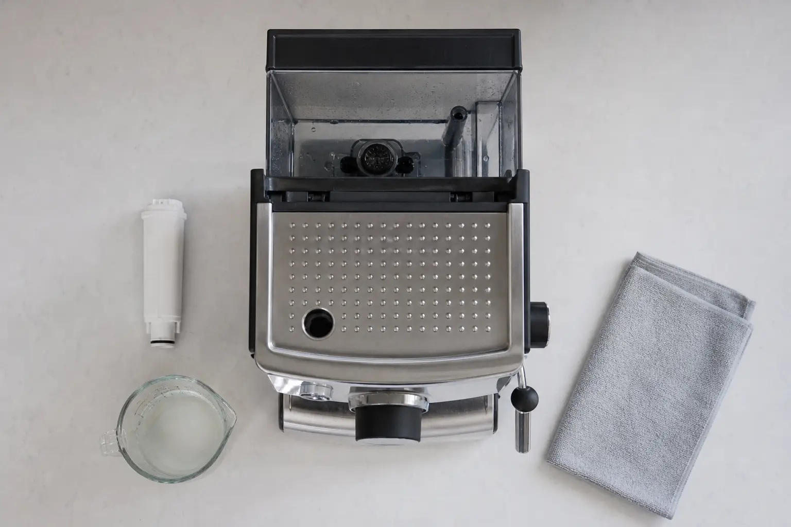 Machine espresso avec réservoir ouvert et cartouche filtrante