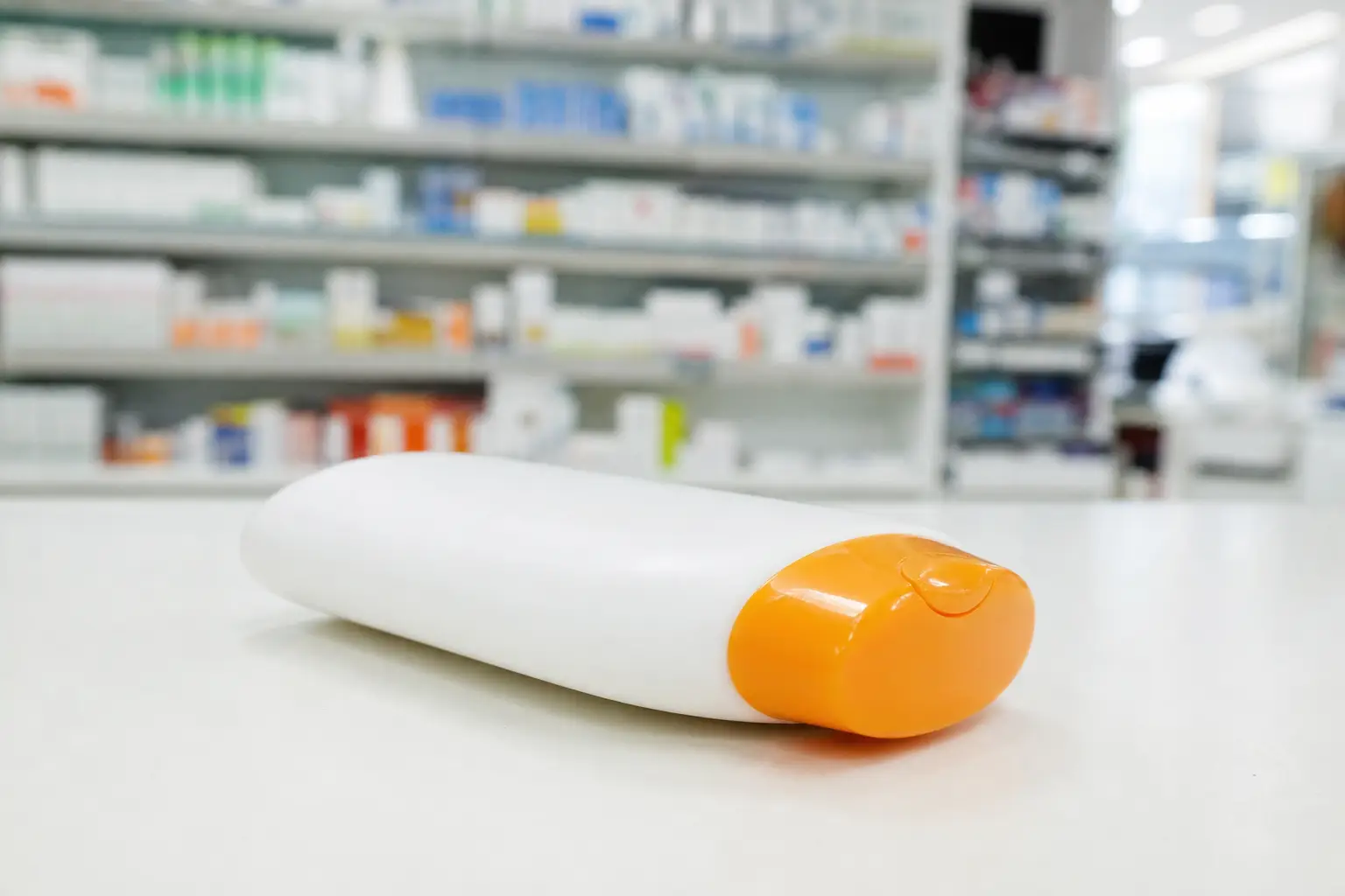 Flacon de crème solaire sur un comptoir de pharmacie