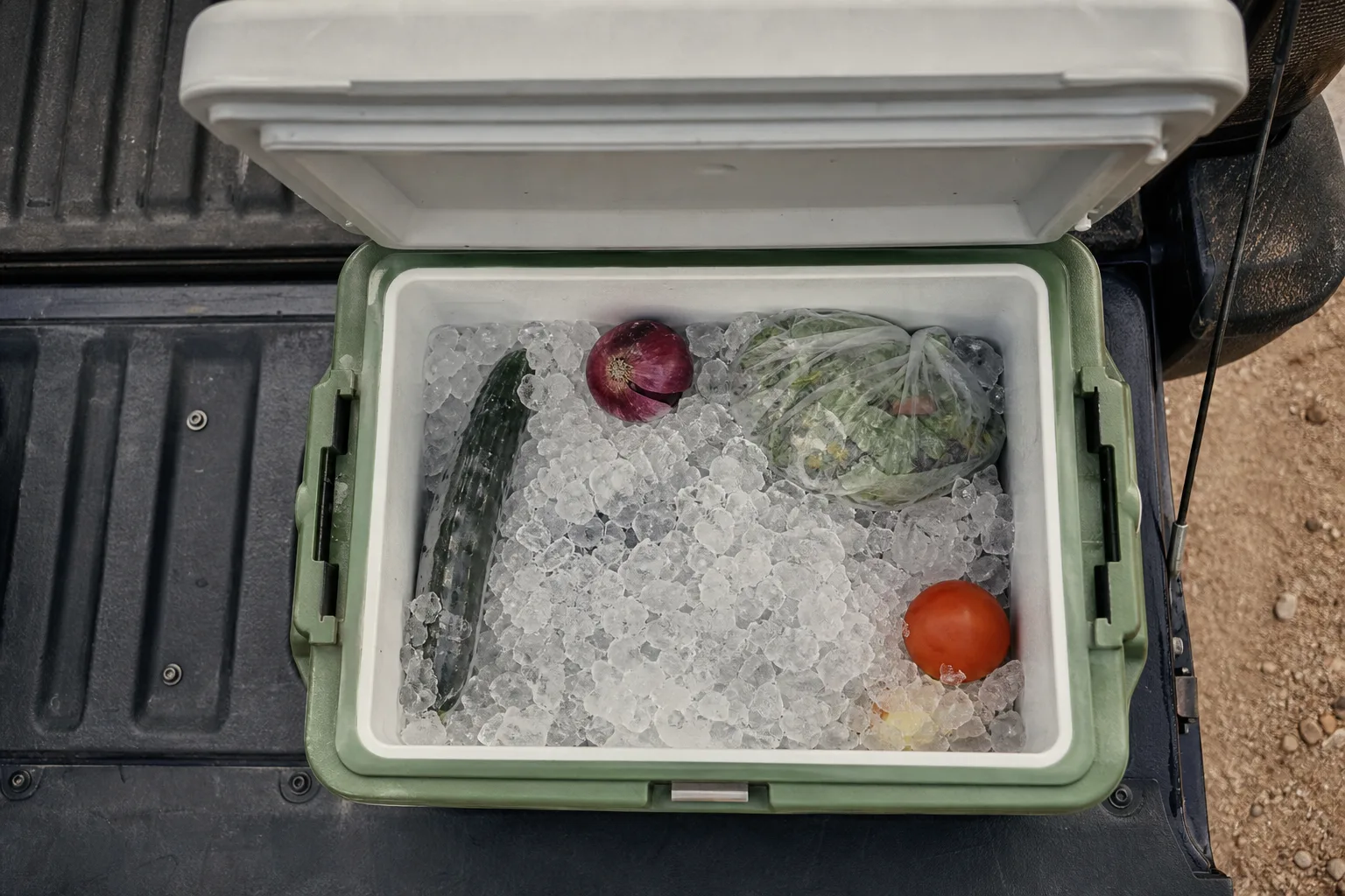 Glacière passive ouverte avec glace et courses