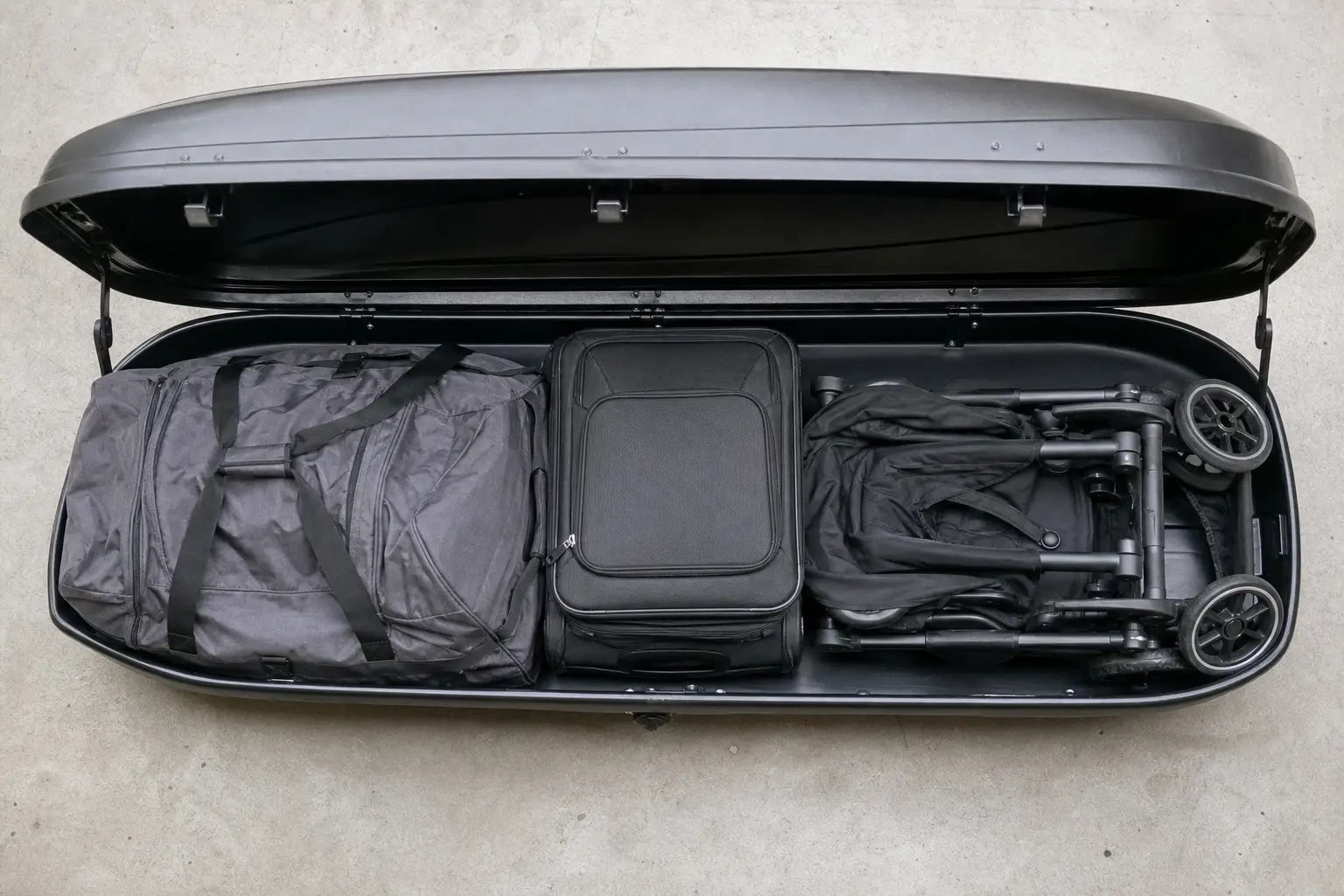 Offene Dachbox mit weichen Reisetaschen